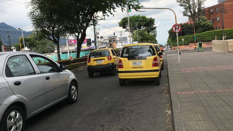 Taxistas siguen incumpliendo prohibición de parqueo frente al centro comercial Acqua en Ibagué Taxistas siguen incumpliendo prohibición de parqueo frente al centro comercial Acqua en Ibagué