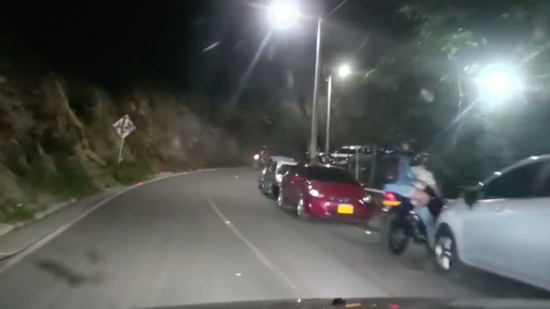 En todo un parqueadero público se convirtió la vía entre El Salado y San Bernardo: denuncian conductores En todo un parqueadero público se convirtió la vía entre El Salado y San Bernardo: denuncian conductores