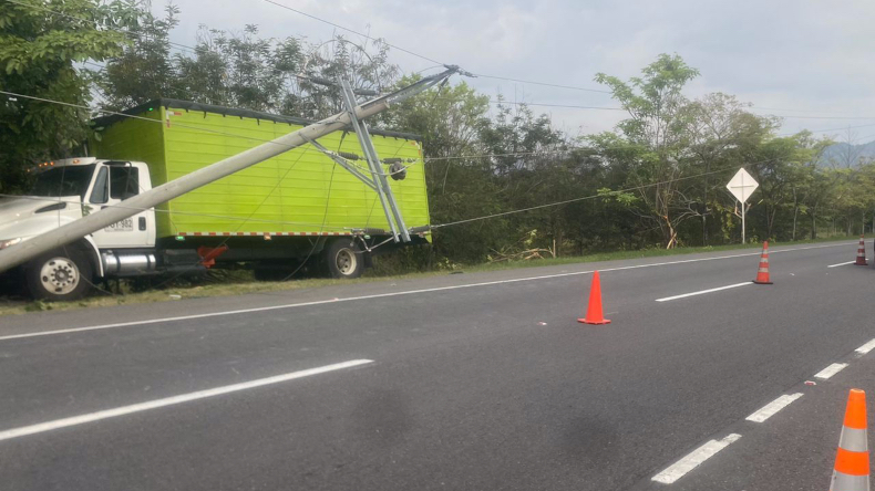 Camión se salió de la vía y derribó un poste con un panal de abejas en la variante de Chicoral