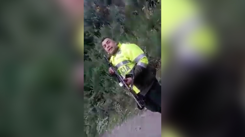 Polémica por policía que apuntó con su fusil a un ciudadano en una requisa en Murillo Polémica por policía que apuntó con su fusil a un ciudadano en una requisa en Murillo