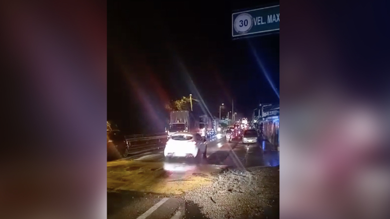 Restablecen movilidad con pasos alternos de una hora en la vía Ibagué-Armenia Restablecen movilidad con pasos alternos de una hora en la vía Ibagué-Armenia