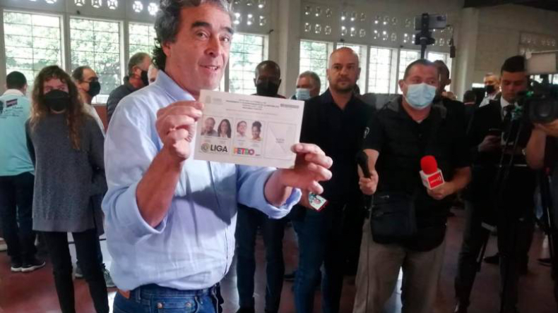 “Fuera, tibio”: abuchearon a Sergio Fajardo al acudir a su puesto y enseñar su voto en blanco