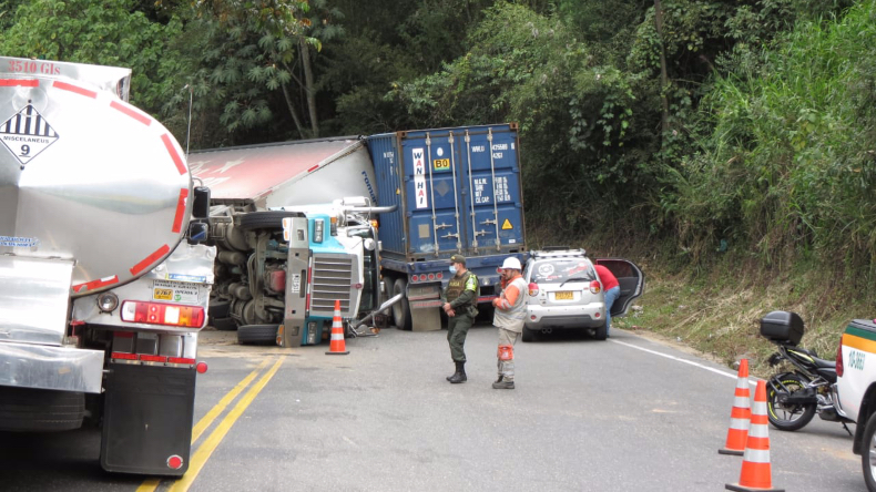 Accidente de tránsito en vía Ibagué – Cajamarca genera monumental trancón Accidente de tránsito en vía Ibagué – Cajamarca genera monumental trancón