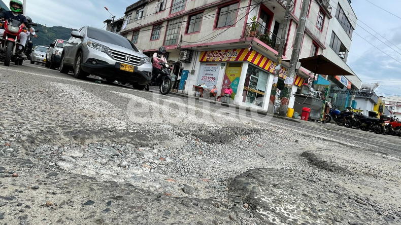 Invasión de carriles y riesgo de accidentes: un problema de nunca acabar con el ‘cráter’ de la calle 29 en Ibagué Invasión de carriles y riesgo de accidentes: un problema de nunca acabar con el ‘cráter’ de la calle 29 en Ibagué