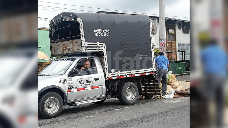 En video: ‘pillaron’ a conductores arrojando escombros en plena vía pública de Ibagué En video: ‘pillaron’ a conductores arrojando escombros en plena vía pública de Ibagué