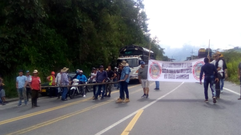 Manifestantes bloquean la vía Ibagué – Cajamarca por la posible instalación de peaje Manifestantes bloquean la vía Ibagué – Cajamarca por la posible instalación de peaje