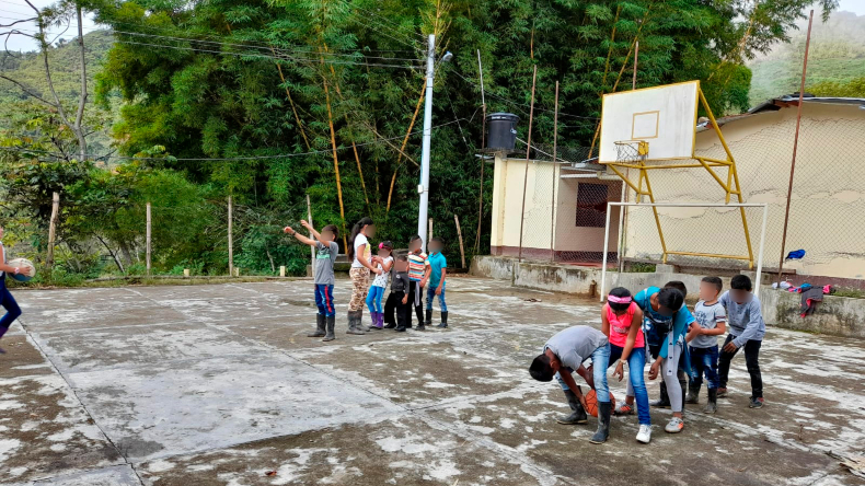 La voluntad no conoce límites: niños en el sur del Tolima entrenan fútbol en botas de caucho