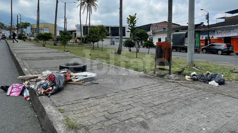 Denuncian basura en las calles de Ibagué a causa de contenedores en mal estado Denuncian basura en las calles de Ibagué a causa de contenedores en mal estado