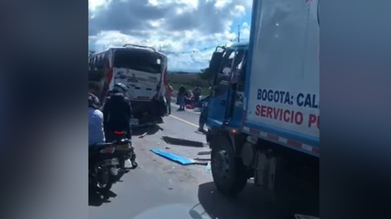 Furgón habría provocado choque múltiple en la vía Guamo – El Espinal Furgón habría provocado choque múltiple en la vía Guamo – El Espinal