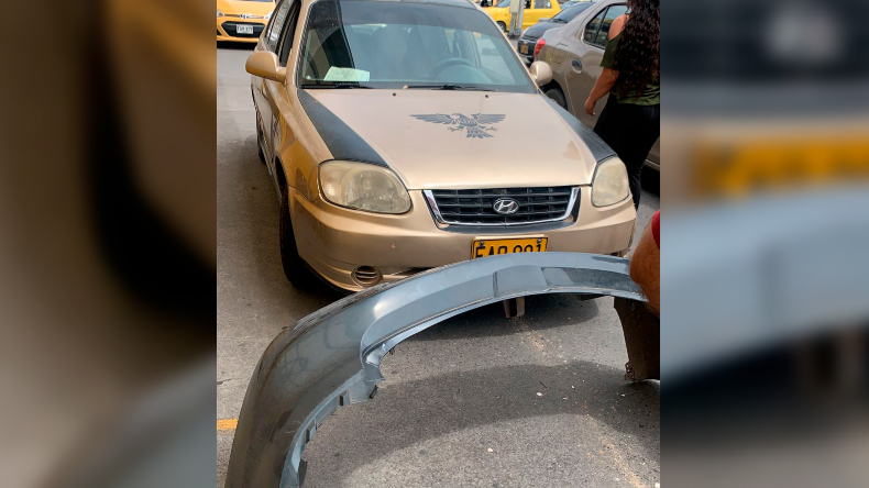 Conductor provocó un accidente en Ibagué, huyó y dejó abandonado su parachoques Conductor provocó un accidente en Ibagué, huyó y dejó abandonado su parachoques
