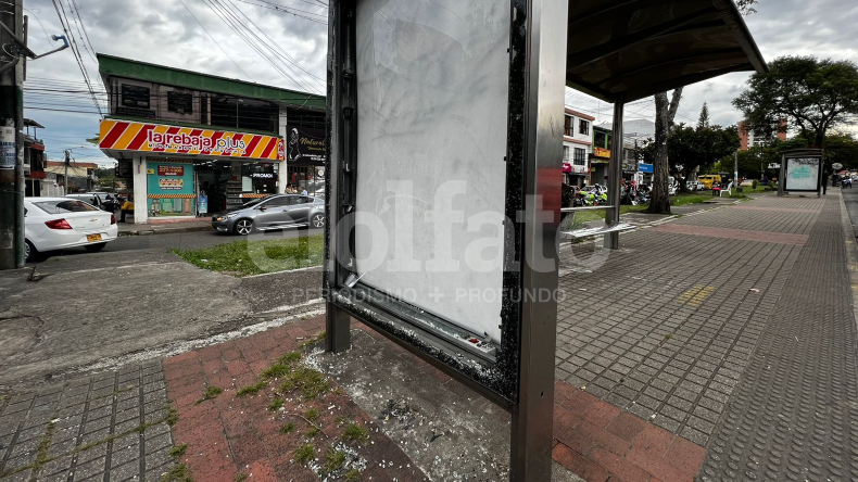 Con grafitis y vidrios rotos: así lucen algunos paraderos de transporte público en varias zonas de Ibagué Con grafitis y vidrios rotos: así lucen algunos paraderos de transporte público en varias zonas de Ibagué