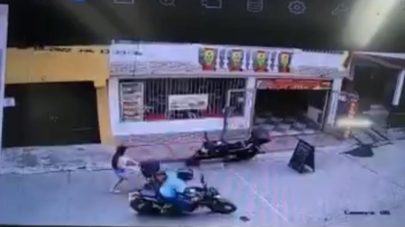 Mujer fue víctima de ‘raponazo’ mientras caminaba con su bebé en el barrio Calarcá Mujer fue víctima de ‘raponazo’ mientras caminaba con su bebé en el barrio Calarcá