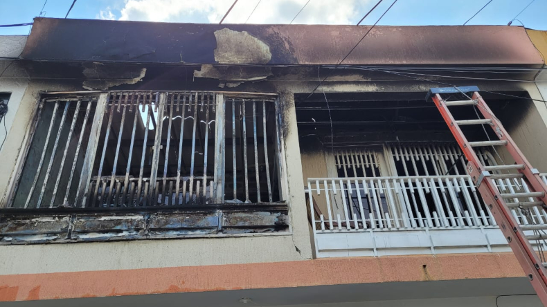 Piden ayuda para mujer que lo perdió todo en un incendio en el barrio Parrales Piden ayuda para mujer que lo perdió todo en un incendio en el barrio Parrales