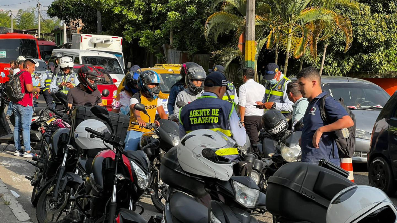 Multaron a más de 20 motociclistas en Ibagué por no contar con la revisión técnico mecánica y el Soat Multaron a más de 20 motociclistas en Ibagué por no contar con la revisión técnico mecánica y el Soat