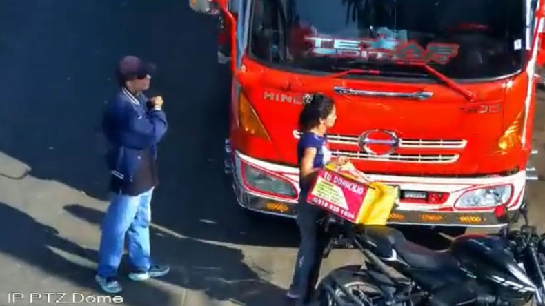 En videos de seguridad quedaron grabadas dos personas que robaban en la plaza de la 21 En videos de seguridad quedaron grabadas dos personas que robaban en la plaza de la 21