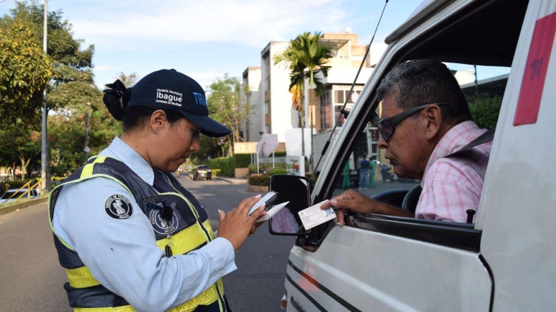 Multaron en Ibagué a 24 conductores e inmovilizaron tres vehículos por transitar en ‘pico y placa’ Multaron en Ibagué a 24 conductores e inmovilizaron tres vehículos por transitar en ‘pico y placa’