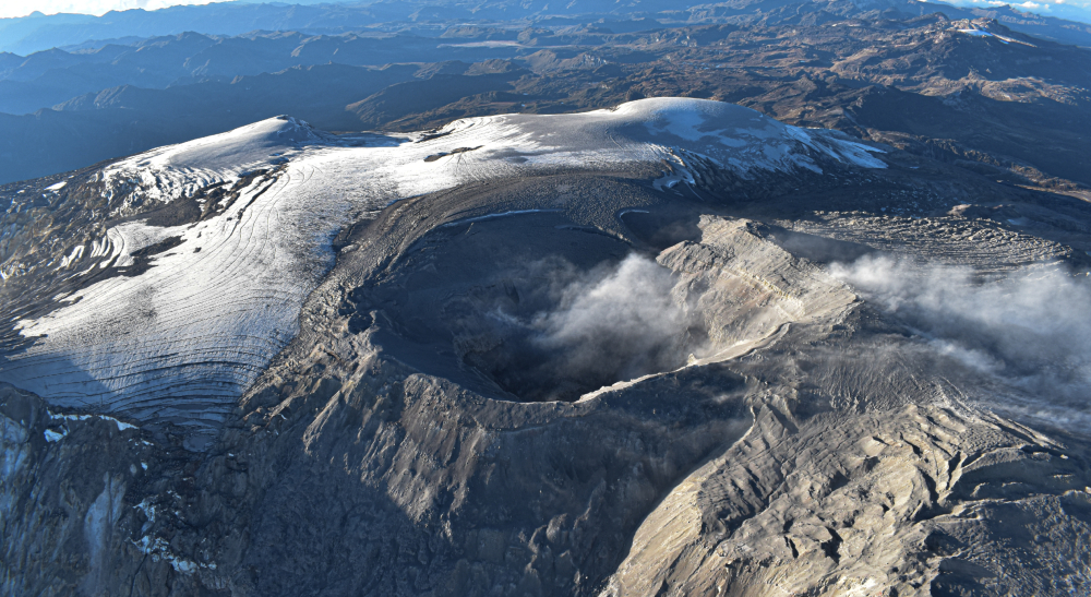 Autoridades piden a turistas no acercarse al cráter del Volcán del Ruiz Autoridades piden a turistas no acercarse al cráter del Volcán del Ruiz