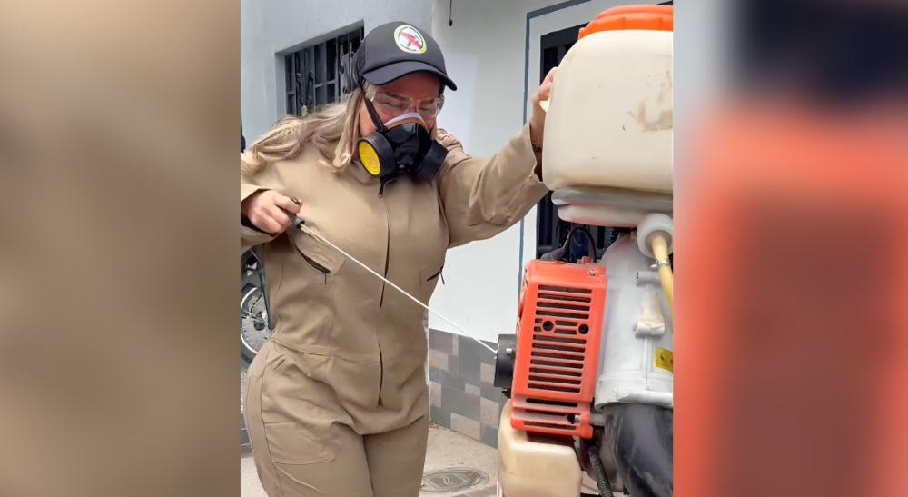 Alcaldesa asumió el rol de fumigadora contra el dengue en Ibagué