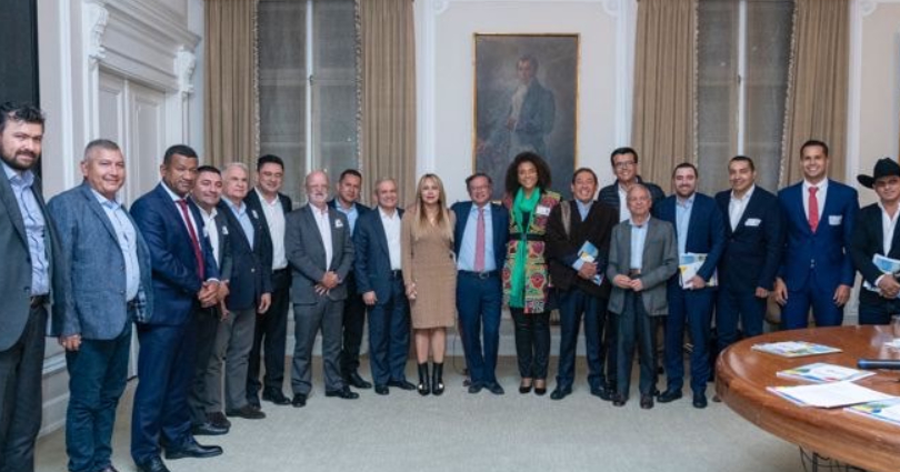 Polémica por reunión de Petro con mandatarios electos cercanos a su gobierno Polémica por reunión de Petro con mandatarios electos cercanos a su gobierno