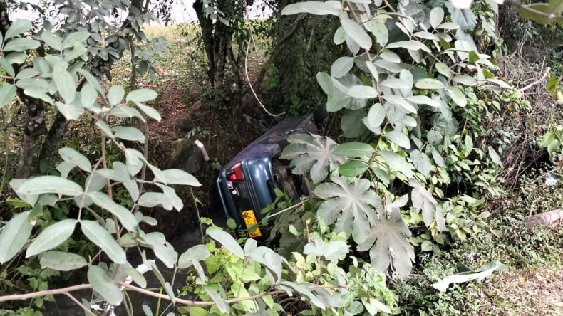 Conductor cayó a un canal de aguas en la vía que conduce hacia Picaleña Conductor cayó a un canal de aguas en la vía que conduce hacia Picaleña