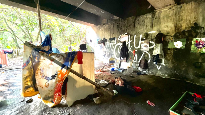 Desmantelan un ‘cambuche’ en Ibagué que alojaba 20 habitantes de calle Desmantelan un ‘cambuche’ en Ibagué que alojaba 20 habitantes de calle