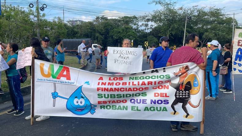 Manifestantes bloquean la glorieta de Picaleña Manifestantes bloquean la glorieta de Picaleña