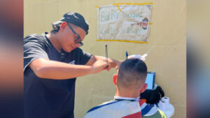 Joven ibaguereño montó una barbería ambulante para pagar su universidad