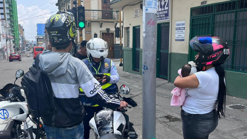 Sancionan a motociclistas en Ibagué que conducían con sobrecupo