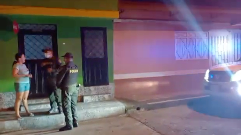 Delincuentes motorizados se hicieron pasar por policías e intentaron robar una tienda en Ibagué Delincuentes motorizados se hicieron pasar por policías e intentaron robar una tienda en Ibagué