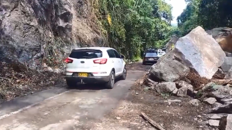 Reabren la vía Medellín – Bogotá tras caída de piedras