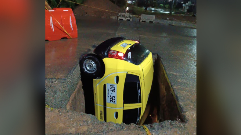 Taxista en Ibagué cayó a un ‘cráter’ Taxista en Ibagué cayó a un ‘cráter’