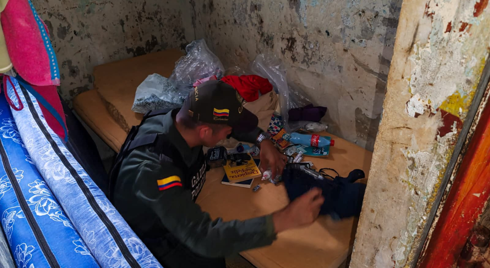 Hallan altares de santería en la Cárcel de Picaleña Hallan altares de santería en la Cárcel de Picaleña