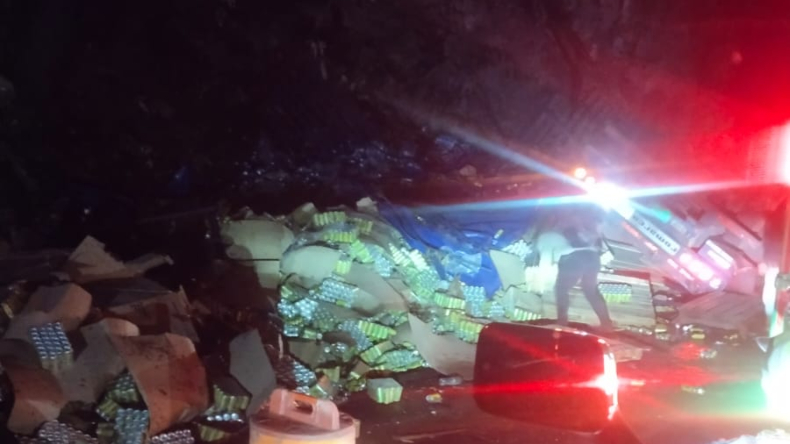 Aparatoso accidente de una tractomula en la ‘Nariz del Diablo’ Aparatoso accidente de una tractomula en la ‘Nariz del Diablo’