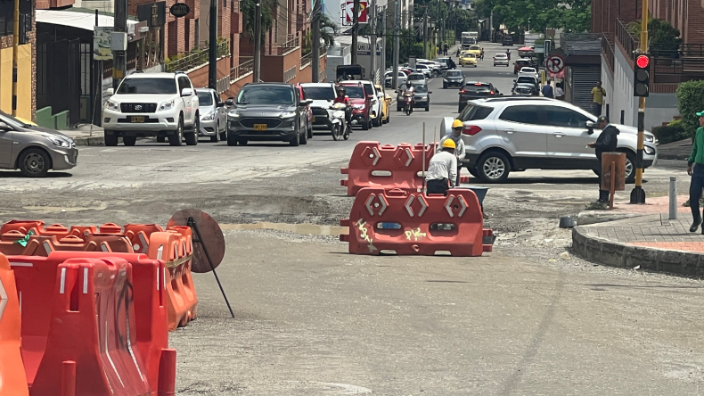 Una vez más, inician obras de pavimentación detrás de Multicentro Una vez más, inician obras de pavimentación detrás de Multicentro
