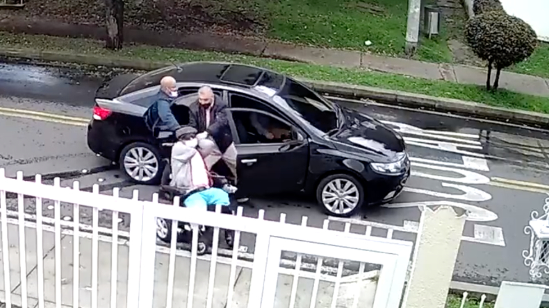En video: delincuentes intentaron robar a un hombre en silla en ruedas en plena vía pública de Bogotá En video: delincuentes intentaron robar a un hombre en silla en ruedas en plena vía pública de Bogotá