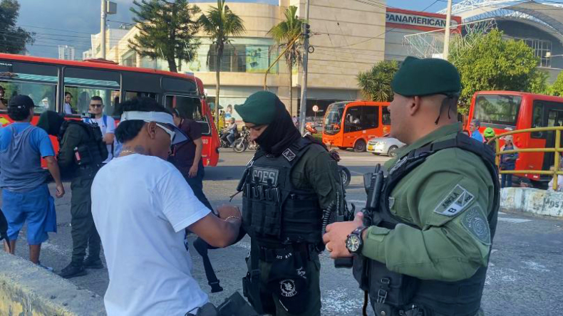 Autoridades se tomaron la calle 60 y requisaron a los limpiavidrios Autoridades se tomaron la calle 60 y requisaron a los limpiavidrios