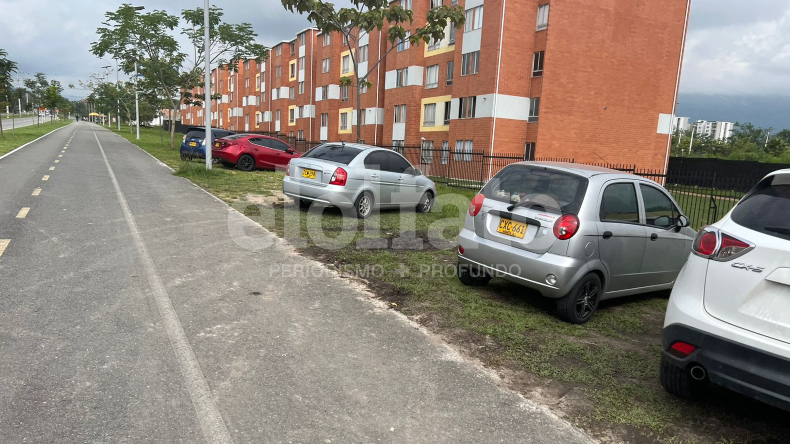 Residentes de un conjunto residencial en La Samaria usan el espacio público y la ciclovía como parqueadero Residentes de un conjunto residencial en La Samaria usan el espacio público y la ciclovía como parqueadero