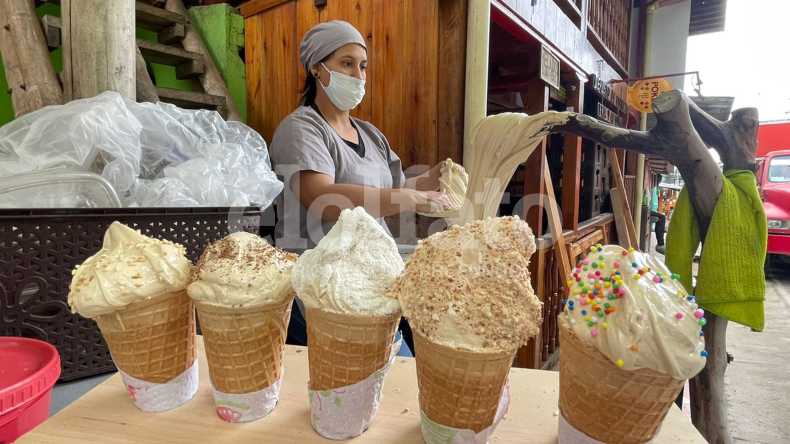 La historia de la mujer que vende ‘gelatina de pata’ en conos de helado a las puertas del Cañón del Combeima La historia de la mujer que vende ‘gelatina de pata’ en conos de helado a las puertas del Cañón del Combeima