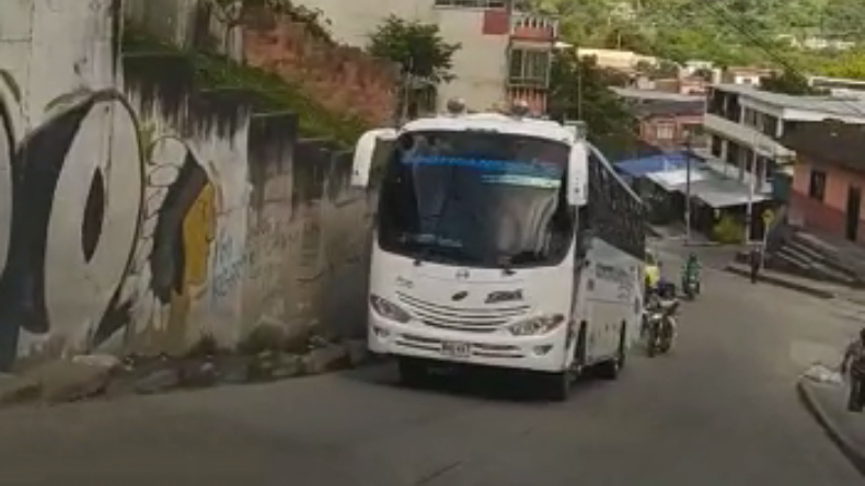 Vehículos pesados transitan por la pendiente del barrio Arado, pese a la prohibición que tienen de no hacerlo Vehículos pesados transitan por la pendiente del barrio Arado, pese a la prohibición que tienen de no hacerlo
