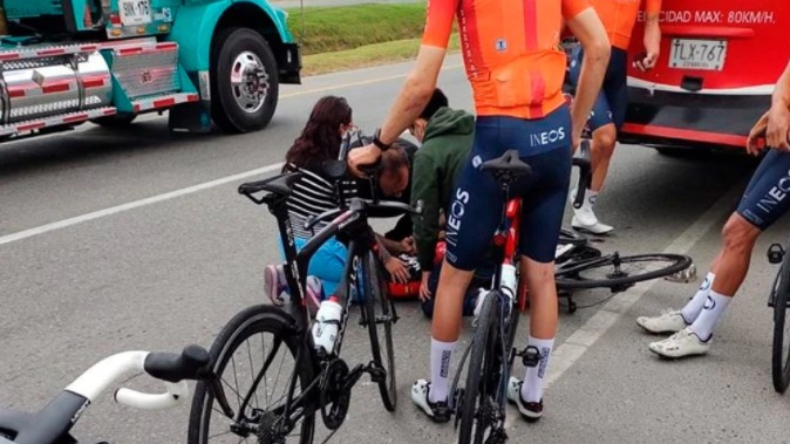 Fuerte choque contra un bus dejó herido al ciclista Egan Bernal en Gachancipá