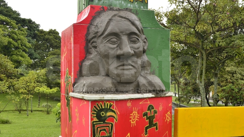 Tras cinco meses de espera, jóvenes instalaron nuevo busto en el viaducto del SENA Tras cinco meses de espera, jóvenes instalaron nuevo busto en el viaducto del SENA