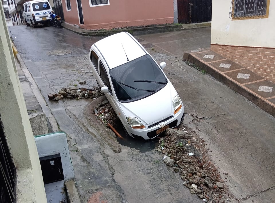 Cráter se ‘tragó’ un automóvil en el barrio Alaska: hace tres años colapsó el alcantarillado y el Ibal no aparece Cráter se ‘tragó’ un automóvil en el barrio Alaska: hace tres años colapsó el alcantarillado y el Ibal no aparece