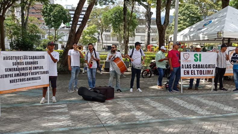 Caballistas protestaron frente a la Alcaldía de Ibagué para que no se prohiban las cabalgatas en la ciudad Caballistas protestaron frente a la Alcaldía de Ibagué para que no se prohiban las cabalgatas en la ciudad
