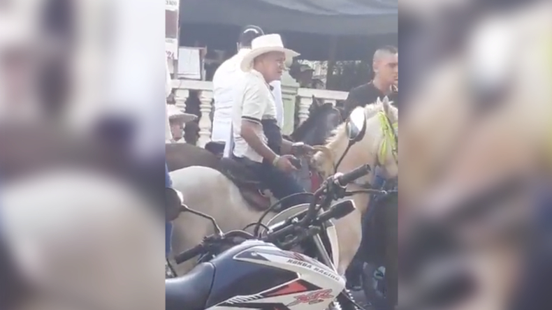 Alcaldía de Icononzo denunció al hombre que maltrató con un taser a un caballo durante una cabalgata Alcaldía de Icononzo denunció al hombre que maltrató con un taser a un caballo durante una cabalgata