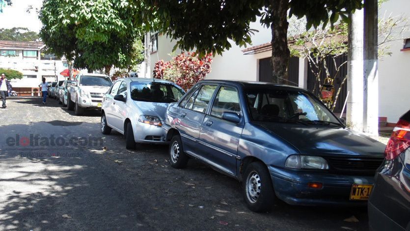 Vehículos estacionados impiden la entrada de pacientes a IPS de Cádiz