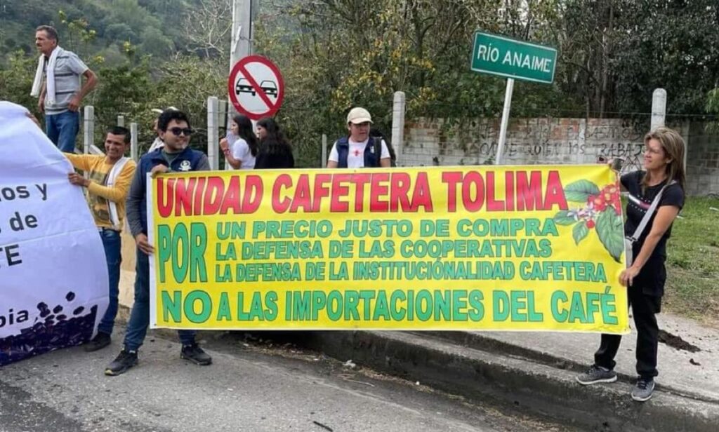 Cierre en la vía La Línea por protesta de cafeteros Cierre en la vía La Línea por protesta de cafeteros