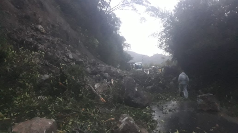 Deslizamiento de tierra y roca provocó cierre de la vía Ibagué – Calarcá Deslizamiento de tierra y roca provocó cierre de la vía Ibagué – Calarcá