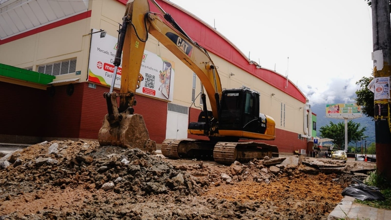 Tras más de cinco años, por fin pavimentaron la vía de acceso a Mercacentro Cuatro Tras más de cinco años, por fin pavimentaron la vía de acceso a Mercacentro Cuatro