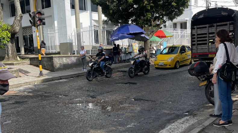 La calle 42 de Ibagué solo duró un día cerrada y la alcaldía no comenzó reparaciones anunciadas La calle 42 de Ibagué solo duró un día cerrada y la alcaldía no comenzó reparaciones anunciadas