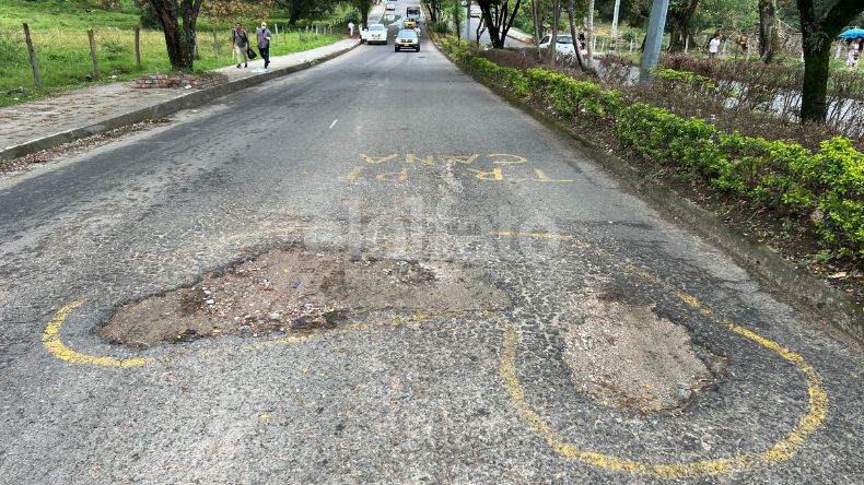 Enorme hueco de la calle 60 hacia la avenida Mirolindo: ¿cuándo lo taparán?